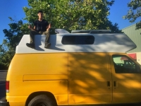 Студенту из США надоело жить с родителями. Он купил вот этот фургон за 1000 долларов и переоборудовал его в свой дом на колесах. Комментарии излишни.