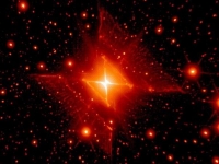 «Хаббл» обнаружил в космосе загадочный «красный квадрат»