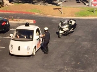Американский полицейский задержал беспилотный автомобиль Google