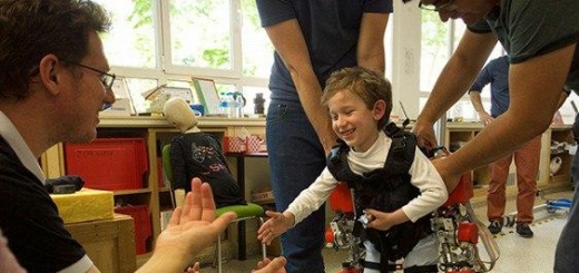 Испанцы представили экзоскелет для помощи парализованным детям